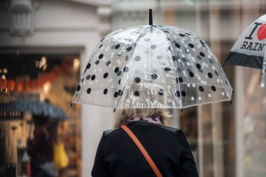 Mulhouse - Fransa - 27 Ekim 2018 - yaya sokakta şeffaf şemsiye ile yürüyen kadın portresi