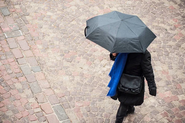 Portret Kobiety Parasolem Bruku Miejsce Mieście Widok Góry — Zdjęcie stockowe