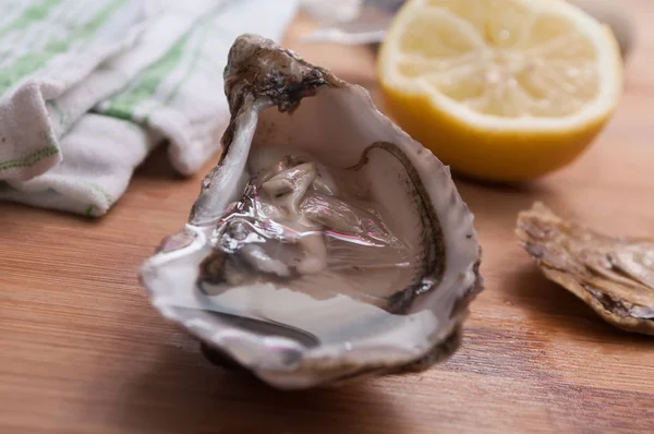 Stiridye Ahşap Kesme Tahtası Üzerinde Limon Closeup — Stok fotoğraf