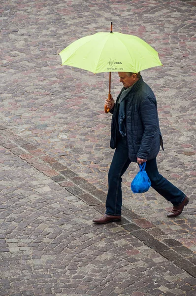 Mulhouse Francja Października 2018 Portret Człowieka Idącego Zielony Parasol Bruku — Zdjęcie stockowe