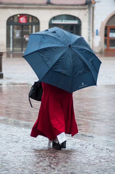 Mulhouse Francie Října 2018 Portrét Ženy Chodit Modrý Deštník Červený — Stock fotografie