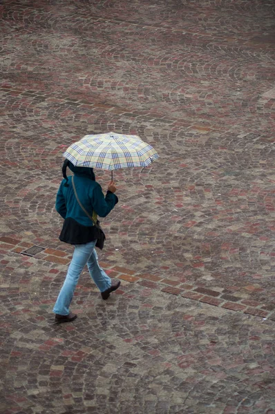 Retrato Mulher Andando Com Guarda Chuva Jeans Azul Local Calçadas — Fotografia de Stock