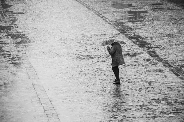 Portrait Old Woman Walking Umbrella Cobbles Place — Stock Photo, Image