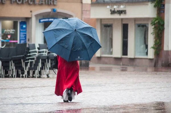 Mulhouse Francia Octubre 2018 Retrato Una Mujer Caminando Con Paraguas — Foto de Stock