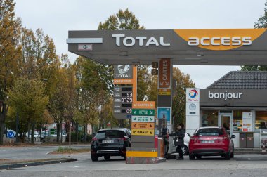 Mulhouse - Fransa - 29 Ekim 2018 - insanlar ve araçların toplam benzin istasyonunda yakıt alarak 