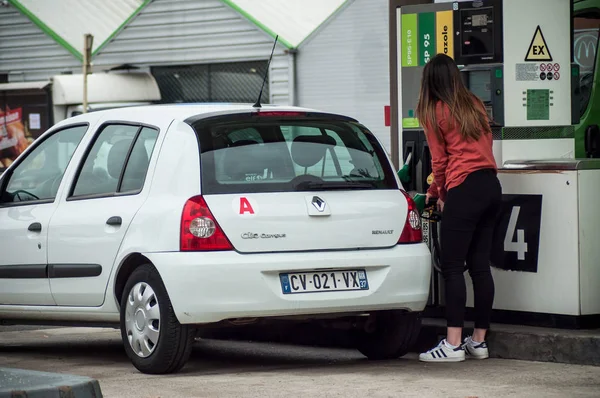 Mulhouse France October 2018 Portrait Young Driver Girl Taking Fuel — Stock Photo, Image