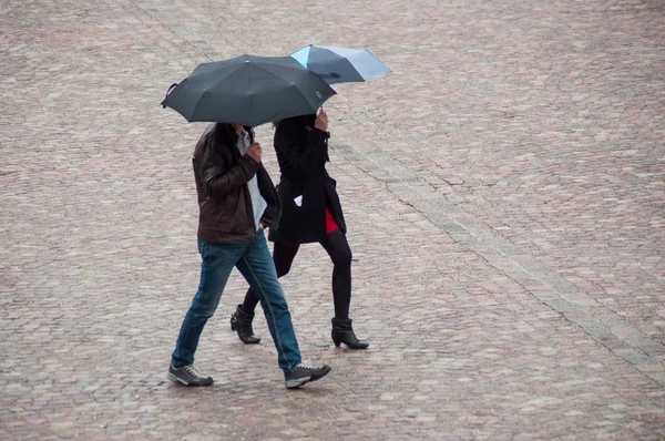 Mulhouse Francja Października 2018 Portret Para Spaceru Niebieski Parasol Bruku — Zdjęcie stockowe