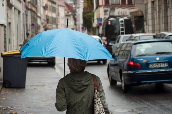 Mulhouse Francie Října 2018 Portrét Ženy Modrý Deštník Ulici — Stock fotografie