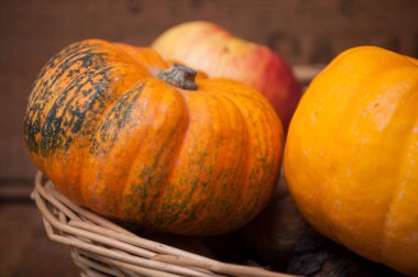 küçük kabak ve ceviz ahşap arka plan üzerinde closeup