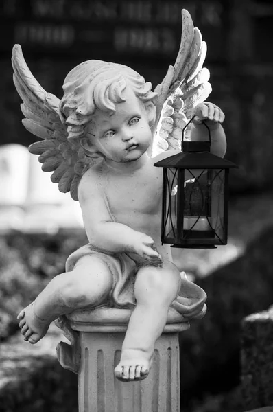 Fechar Anjo Apedrejado Com Lanterna Sobre Túmulo Cemitério — Fotografia de Stock