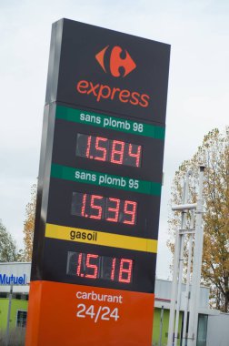 Mulhouse - Fransa - 1 Kasım 2018 - yakıt billboard Carrefour süpermarket benzin istasyonu farklı fiyatlar ile