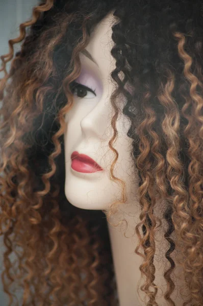 Nahaufnahme Des Frauengesichts Einer Schaufensterpuppe Mit Afro Perücke Showroom Eines — Stockfoto