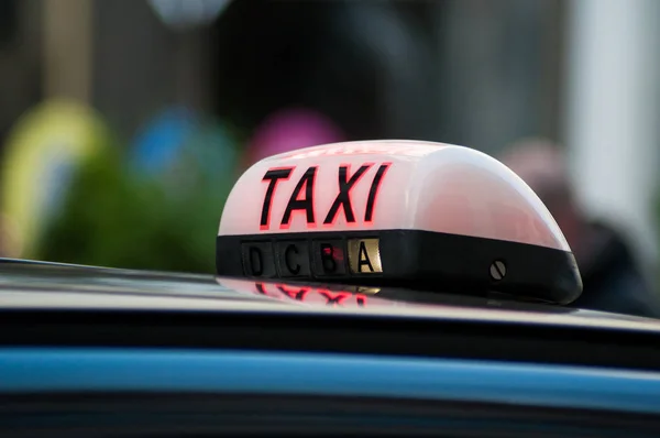 Gros Plan Enseigne Taxi Sur Voiture Garée Dans Rue — Photo