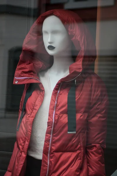 ファッションでマネキンに赤いコートのクローズ アップ ストア ショールーム — ストック写真
