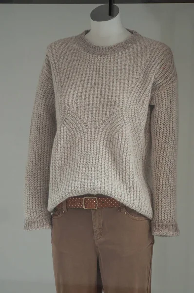 Zbliżenie Beżowy Sweter Manekinie Sposób Przechowywania Showroom — Zdjęcie stockowe