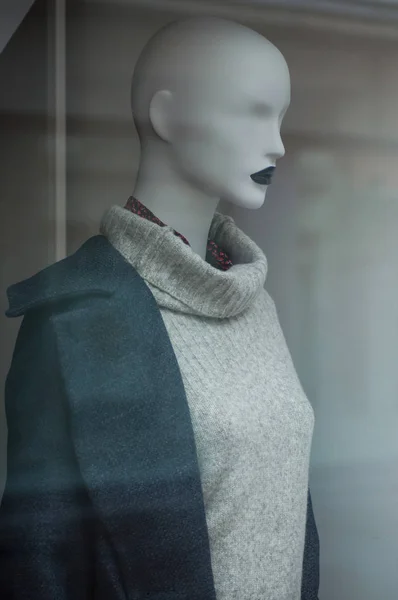 Nahaufnahme Von Grauem Pullover Auf Schaufensterpuppe Showroom Eines Modegeschäfts — Stockfoto