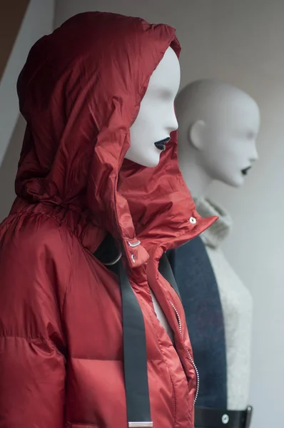 ファッションでマネキンに赤いコートのクローズ アップ ストア ショールーム — ストック写真