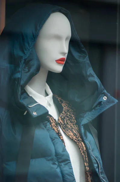 Nahaufnahme Von Blauem Wintermantel Auf Schaufensterpuppe Showroom Eines Modegeschäfts — Stockfoto