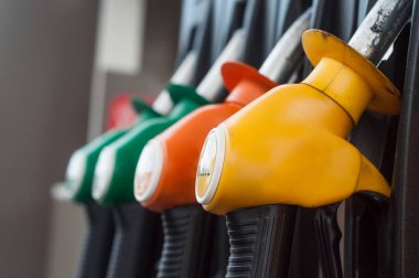 closeup benzin istasyonunda gaz tabancalar 