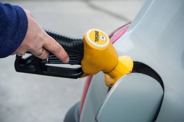 yakıt ikmali için benzin istasyonu Gaz tabancalar alarak kadının el closeup