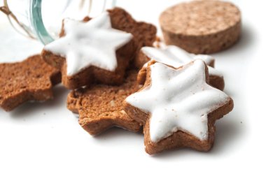 Noel bisküvi şekilli yıldız cam kap beyaz zemin üzerine düşen içinde closeup