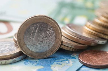 paralar kazık ve banknot euro para closeup