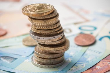 paralar kazık ve banknot euro para closeup