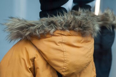 Manken Moda kürk kaputa sarı kış paltoyla closeup showroom mağaza 