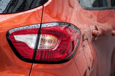 Renault Yakalama sokakta park edilmiş turuncu üzerinde 11 Kasım 2018 - yağmur Closeup Mulhouse - Fransa - damla