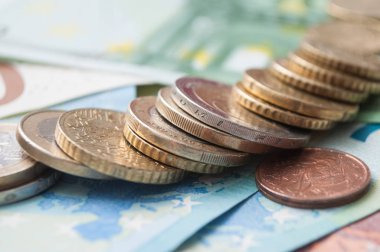 sikke yığını ve banknot euro para closeup