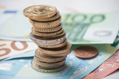 sikke yığını ve banknot euro para closeup