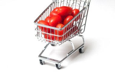 closeup mini süpermarket arabası beyaz arka plan üzerinde kiraz domates 