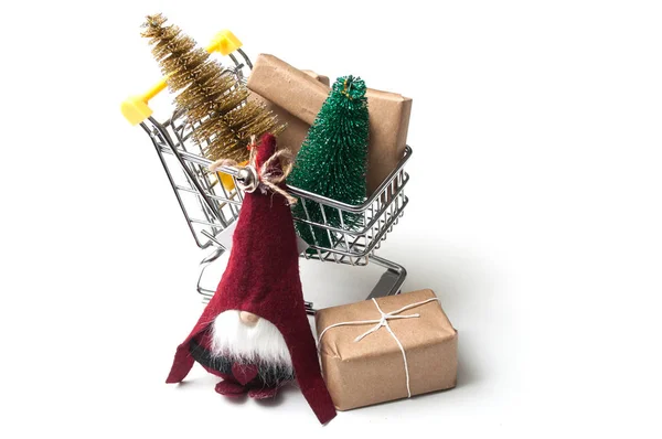 クリスマス ツリーと白い背景の上に台車でギフトのクローズ アップ コンセプト クリスマス ショッピング — ストック写真