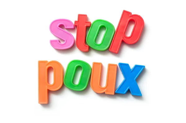 在白色背景五颜六色的塑料信件的特写镜头 Poux 在法语文本 在英语中的花药 停止冰 — 图库照片