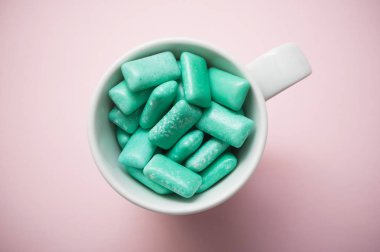 naneli sakız pembe bir arka plan üzerinde beyaz bir fincan closeup