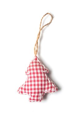 Beyaz arka plan üzerinde geleneksel kumaş üzerine yapılan kırmızı Noel ağacının portre