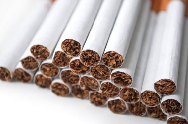 Sigara closeup kazık beyaz arka plan üzerinde
