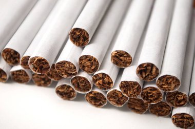 Sigara closeup kazık beyaz arka plan üzerinde