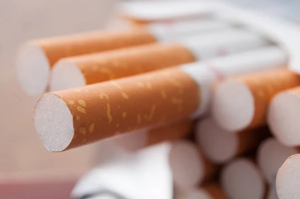 Primer Plano Cigarrillos Paquete Cigarrillos Sobre Fondo Mesa Madera — Foto de Stock