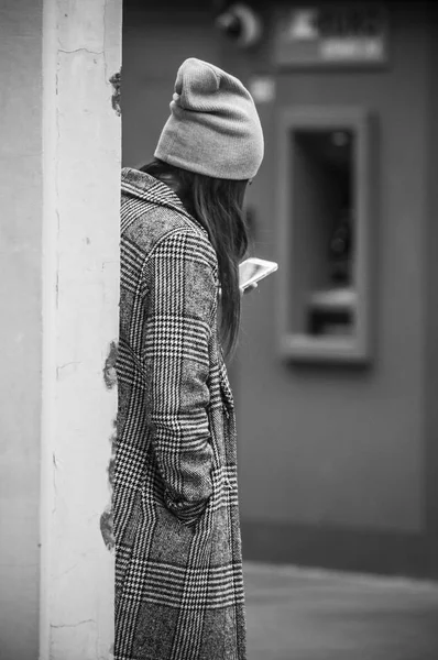 Ritratto Giovane Donna Piedi Strada Con Smartphone Mano — Foto Stock