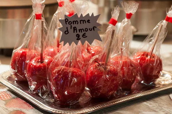 フランス語のテキストでクリスマス マーケットで赤いキャンディアップルのクローズ アップ Pommes ダムール 英語で Traduction リンゴ飴赤 — ストック写真