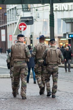 Strasbourg - Fransa - 24 Kasım 2018 - Noel piyasasında askeri devriye grubu