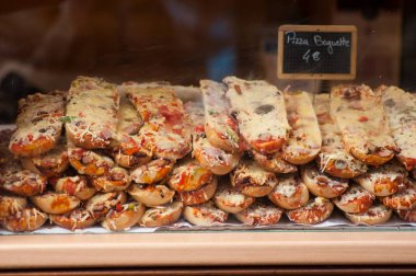 pizza baget kazık Noel pazarı, closeup 