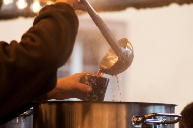 Strasbourg - Fransa - 24 Kasım 2018 - Noel pazarı, mulled şarap bir bardak veren adam closeup