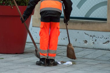 Perakende Les adam belediye çalışanı ile kürek ve el süpürge