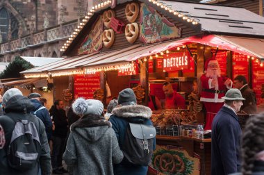 Strasbourg - Fransa - 24 Kasım 2018-simit insanlar kabin Noel pazarında 