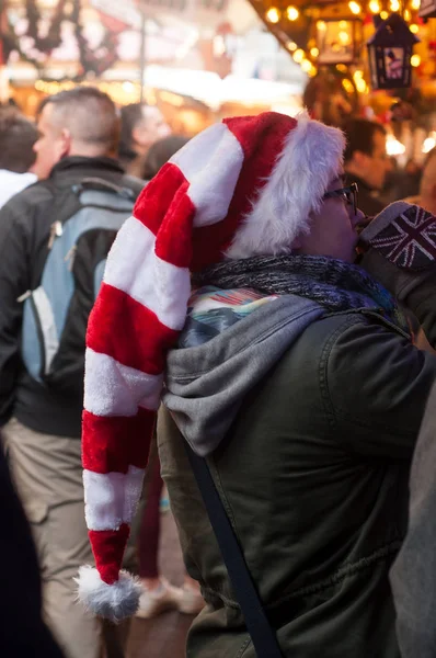 Estrasburgo Francia Noviembre 2018 Mujer Caminando Con Sombrero Navidad Mercado —  Fotos de Stock