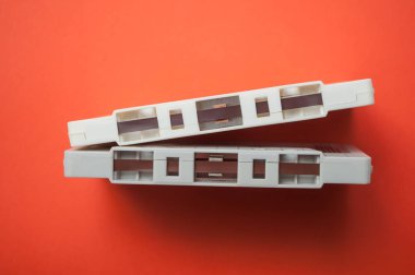 turuncu zemin üzerine vintage ses kasetleri closeup 