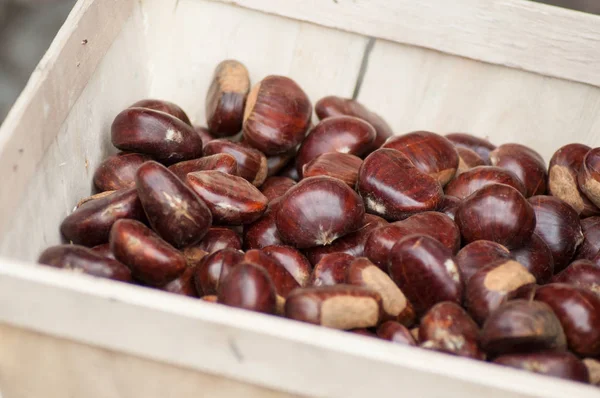 Closeup Castanhas Cesta Madeira Mercado — Fotografia de Stock