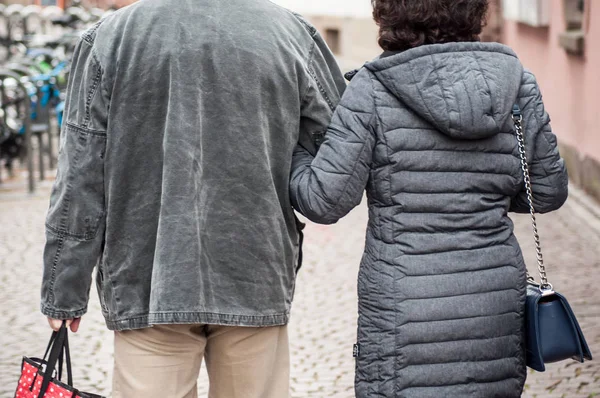 Nahaufnahme Eines Paares Das Winter Auf Der Straße Umherläuft — Stockfoto